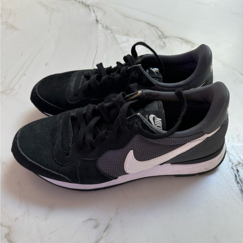 NIKE International Sneaker